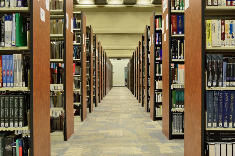 Une bibliothèque sert à stocker et à classer la connaissance, mais en soi, elle n'est pas une fabrique de connaissances.